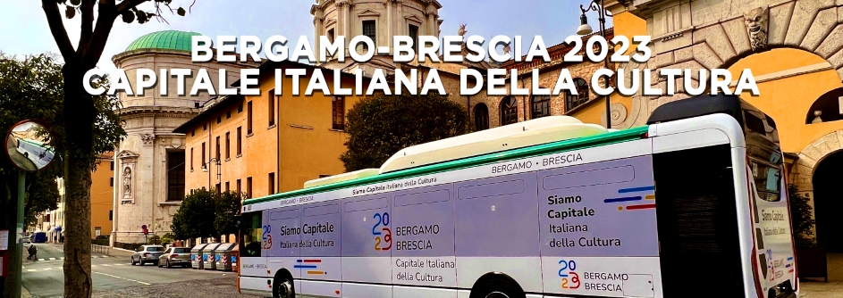 IL LOGO DI BERGAMO-BRESCIA 2023 CAPITALE DELLA CULTURA VIAGGIA SU BUS E METRO